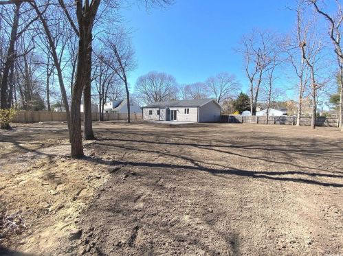 8 Jewel Dr, Holtsville NY  11742-1020 exterior