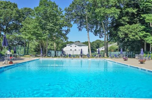 3101 Bluffs Dr, Baiting Hollow, NY 11933-2201