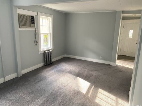 911 7th St, Babylon, NY 11704-4207