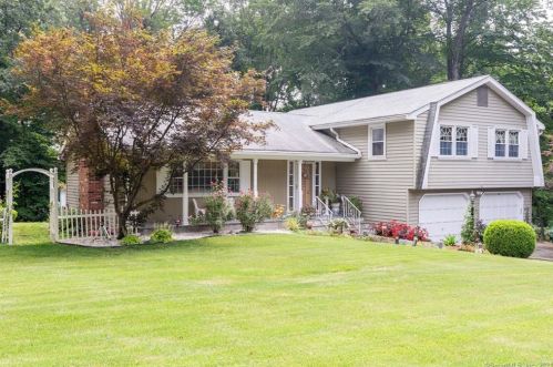 8 Bear Ridge Dr, Bloomfield, CT 06002-1108