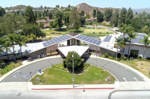 18925 Circle Of The Oaks, Santa Clarita CA  91321-1420 exterior