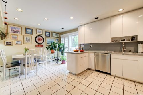 18 Reed Ln, Westbury NY  11590-1943 exterior