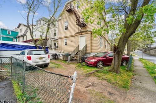 3 Davis Ave, East Orange, NJ 07017-4354