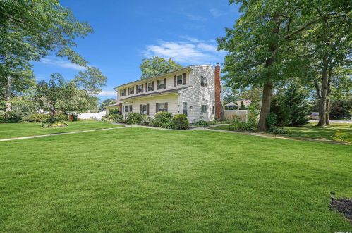 754 Peconic St, Hauppauge, NY 11779-6518