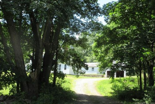 82 Maple Ave, Uncasville, CT 06382-2324