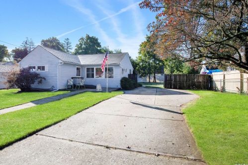 6 Poplar St, Central Islip, NY 11722-3108