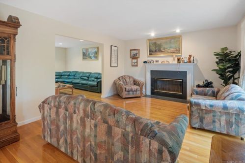 22 Kensington Ave, Thornwood NY  10594-1144 exterior