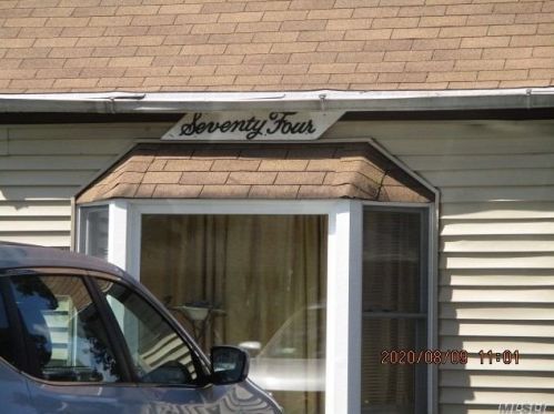 74 Andrews Ave, Wheatley Heights, NY 11798-1831