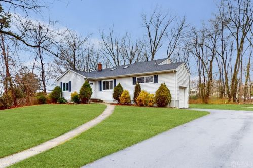 8 Clovis Rd, East Brunswick, NJ 08816-4257