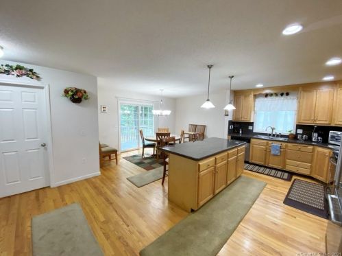 19 Village Ln, Windsor Locks, CT 06096-1589