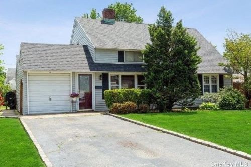 11 Lotus Ln, Westbury, NY 11590-6320