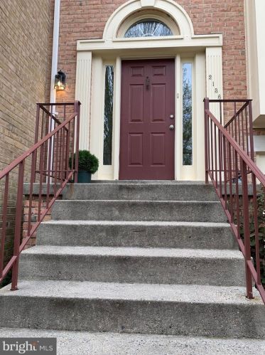 2136 Kings Garden Way, Falls Church VA  22043-2592 exterior