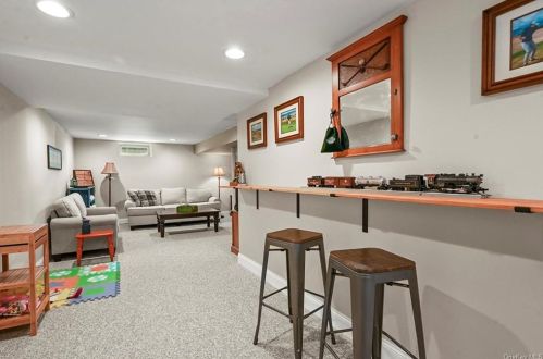 8 Heath Rd, Fishkill NY 12524-2024 exterior