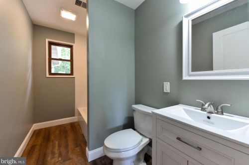 5 Holly Ct, Blenheim NJ  08012-5303 exterior