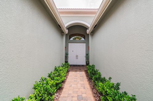 16122 Diamond Bay Dr, Wimauma, FL 33598-4001