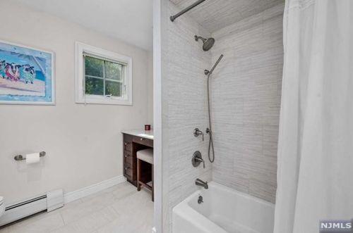 30 Oak Dr, Upper Saddle River NJ  07458-2132 exterior