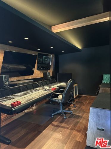 5520 Cahuenga Blvd, North Hollywood CA  91602-2376 exterior