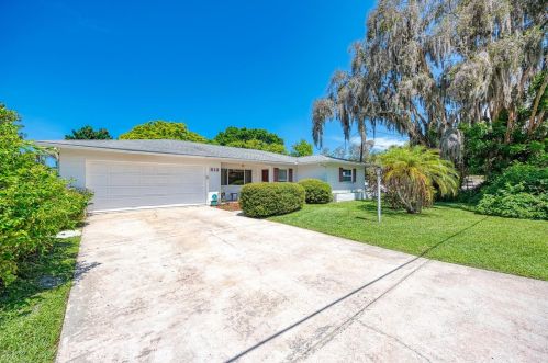 513 Dona Dr, Nokomis, FL 34275-2613