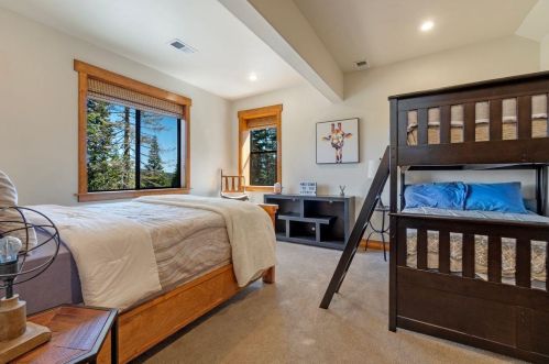 11298 Ski Slope Way, Truckee CA  96161-6603 exterior