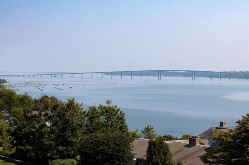61 Horizon Dr, South Kingstown, RI 02874-2401
