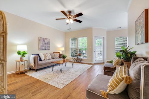 1515 Point Dr, Herndon, VA 20194-2109