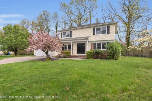 21 Kenneth Dr, Tinton Falls NJ  07712-2824 exterior
