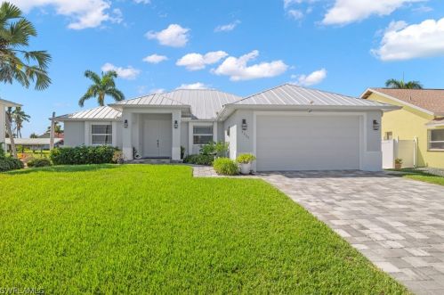 3227 Manatee Dr, Saint James City, FL 33956-2526