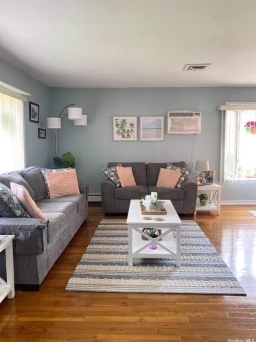 16 Duke St, Bayshore, NY 11706-1818
