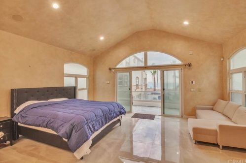 1612 Pacific Coast Hwy, Huntington Beach CA  92648-4434 exterior