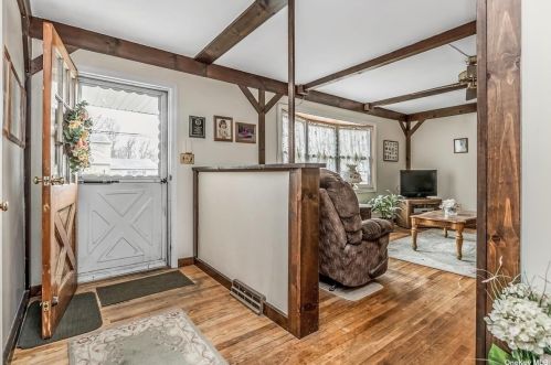 9 Chestnut St, South Setauket, NY 11720-1733