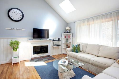 6 Poplar Dr, Mashpee MA 02649-2064 exterior