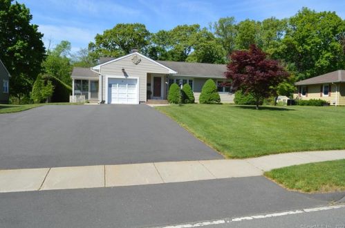 86 Suffield St, Windsor Locks, CT 06096-1362
