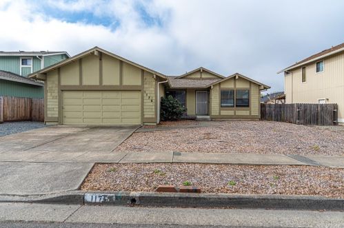 1176 Putney Dr, Santa Rosa, CA 95401-8827