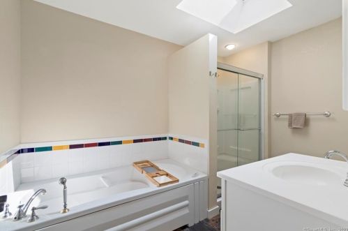 99 Book Hill Rd, Essex CT  06426-1322 exterior