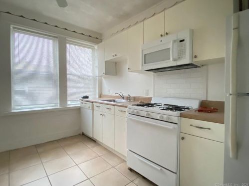 84 Elizabeth St, Bridgeport, CT 06610-3219