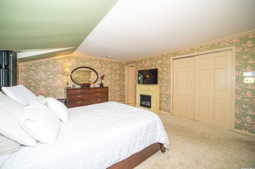 120 Lakeside Dr, Oakdale NY  11769-2250 exterior