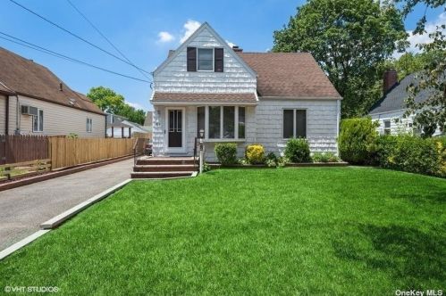 51 Brian St, New Hyde Park, NY 11040-2430