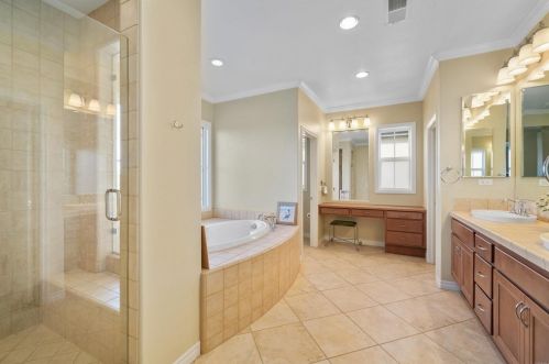 1050 Straightaway Ct, Oceanside CA  92057-1949 exterior