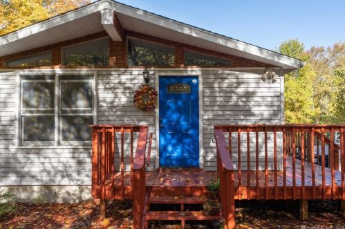 87 Haddam Colchester Tpke, Moodus, CT 06469-1202