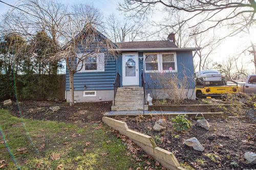 37 Kew Dr, Scotts Beach, NY 11789-1714