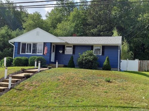 8 Teecomwas Dr, Uncasville, CT 06382-1824