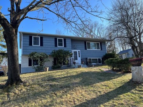 18 Beechwood Ln, Garnerville, NY 10923-1104