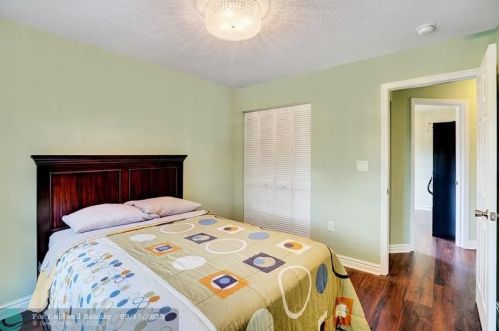 2489 191 Ave, Hollywood FL  33029-4610 exterior