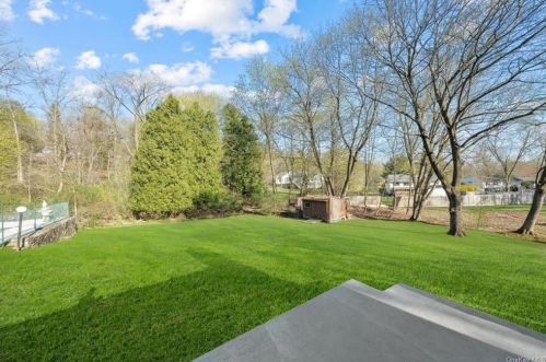 2856 Brookfield Dr, Yorktown Hgts NY  10598-2402 exterior