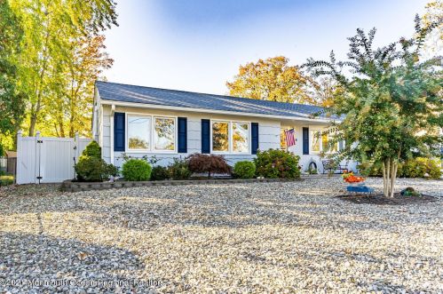 356 Essex Dr, Bricktown, NJ 08723-5941