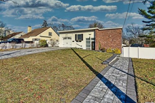 33 Wilson Blvd, Islip Manor, NY 11751-2811