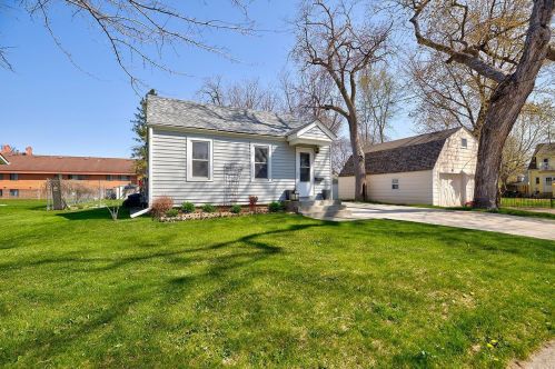 918 2nd St, Faribault, MN 55021-5716