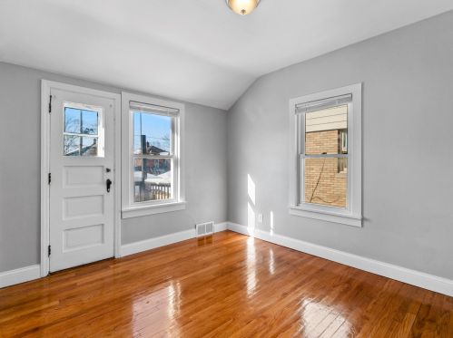 3869 52, Milwaukee WI 53220-3570 exterior