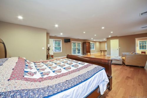 646 Branchville Rd, Ridgefield CT  06877-6128 exterior