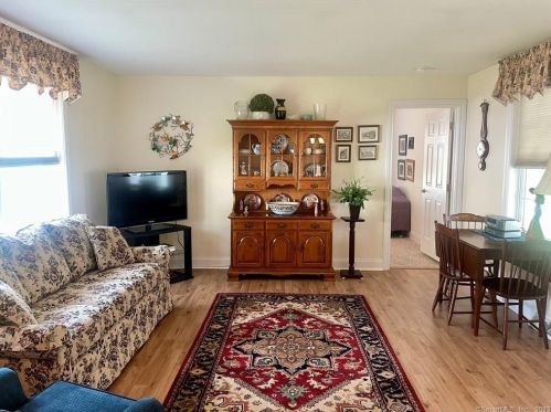 8 Park Ave, Plainville, CT 06062-3223